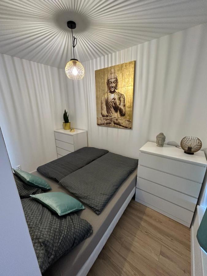 Cozy 1-Bedroom Condo Miloslavov Bagian luar foto