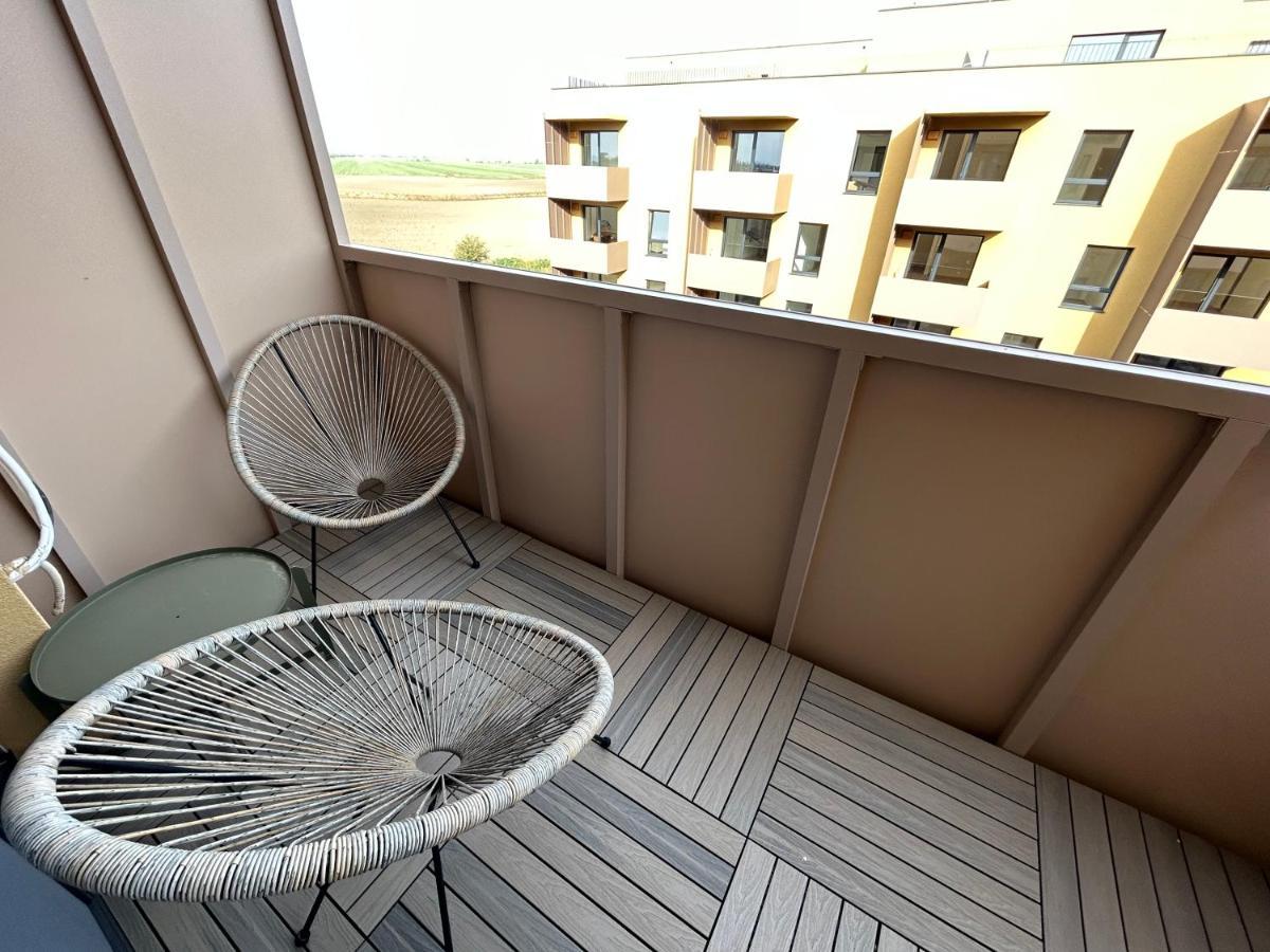 Cozy 1-Bedroom Condo Miloslavov Bagian luar foto